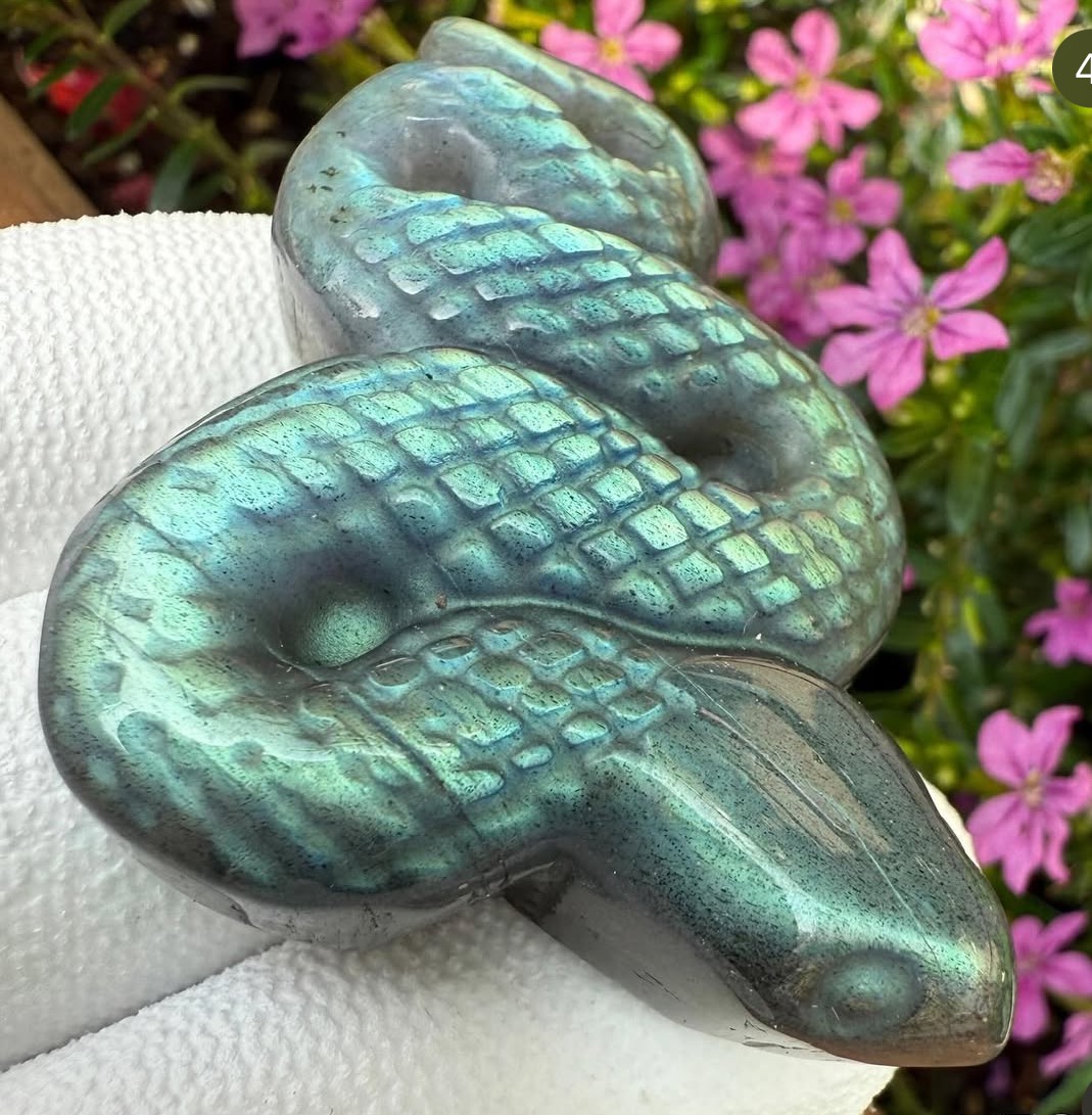 ラブラドライトの蛇　置き石